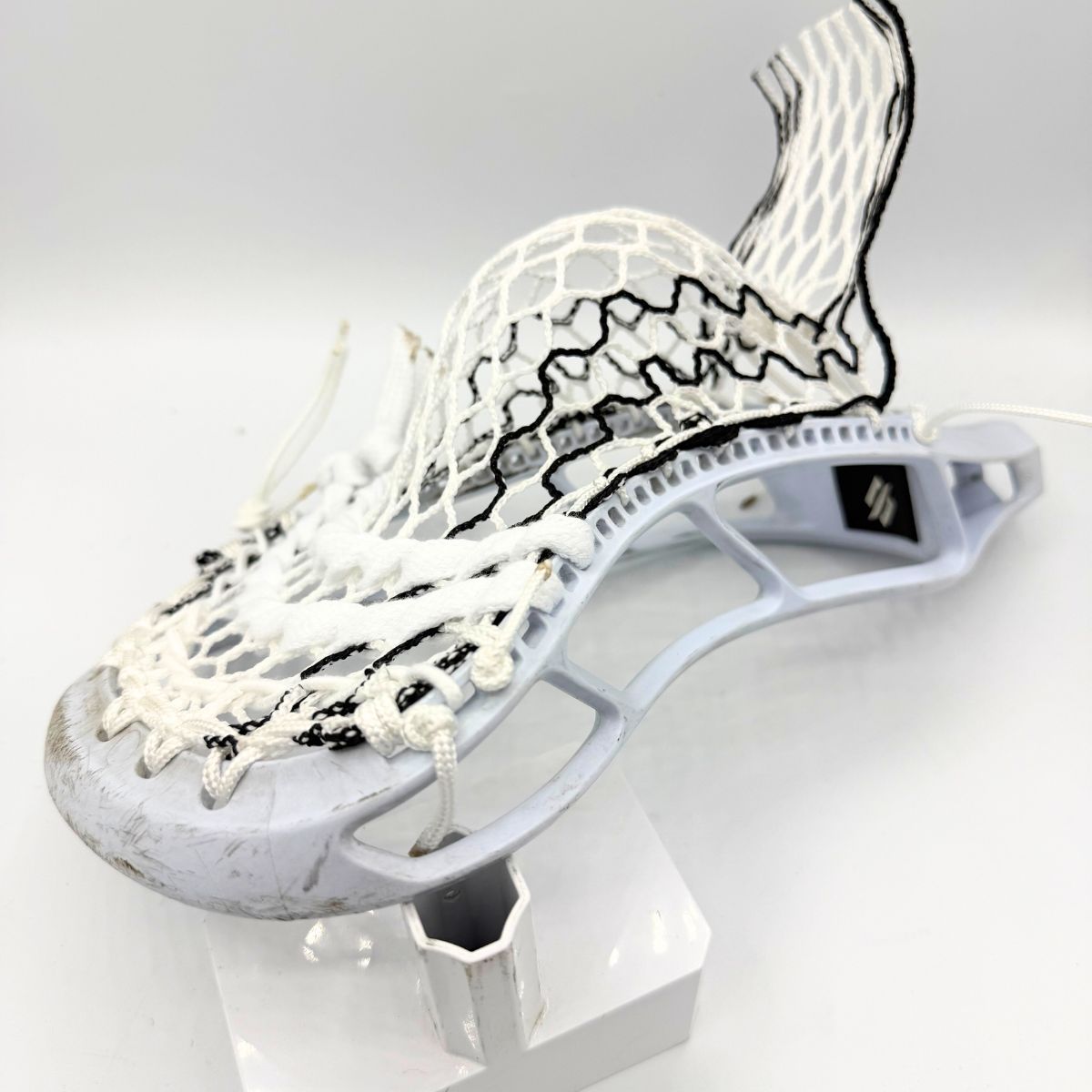 StringKing Legend Intermediate lacrosse head with Hero 4.0 Semi-Soft mesh mid-pocket, optimized for middle school midfielders and youth players