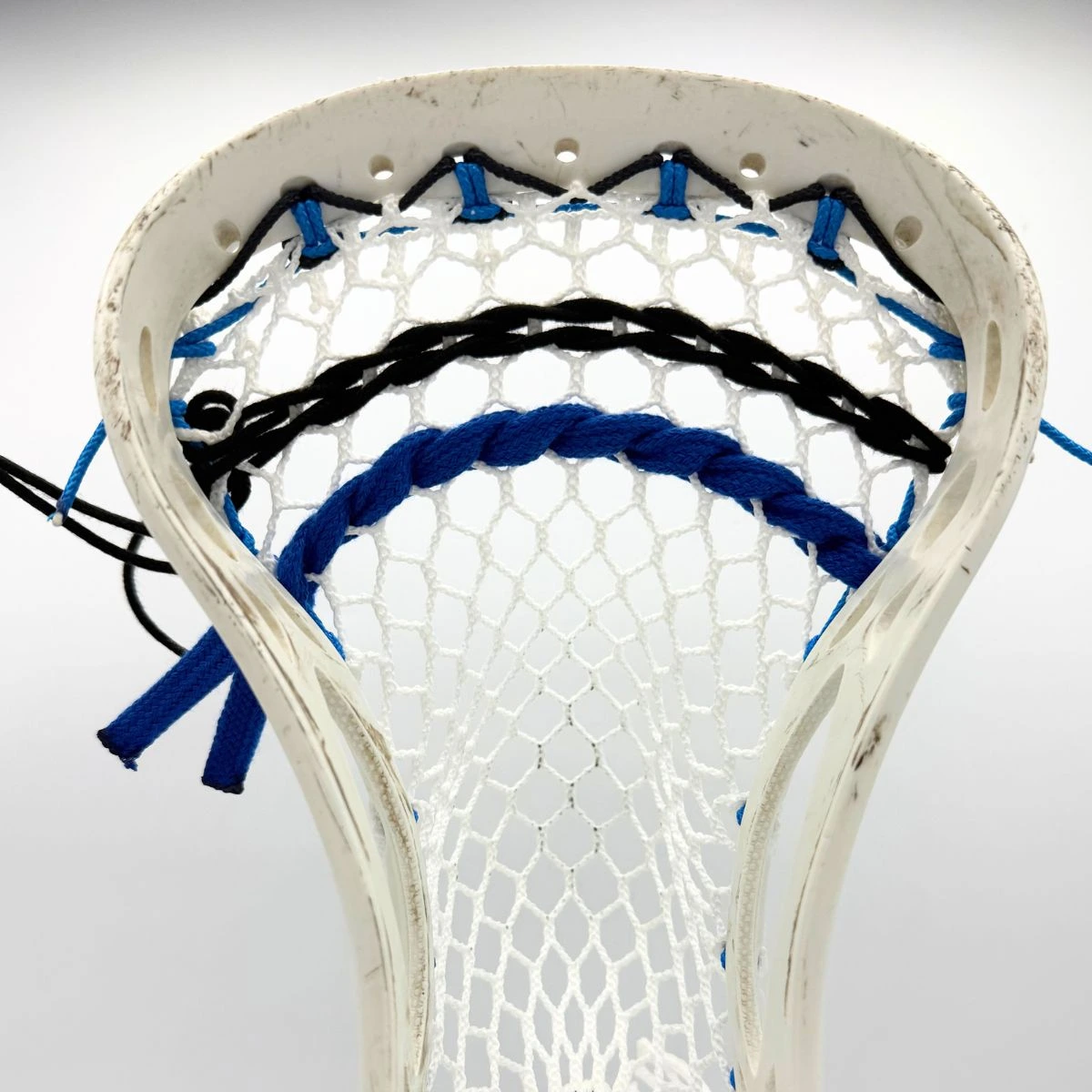 Custom strung Warrior Mojo lacrosse head with Hero 4.0 Semi-Soft mesh featuring a mid-pocket for men's league midfielders.