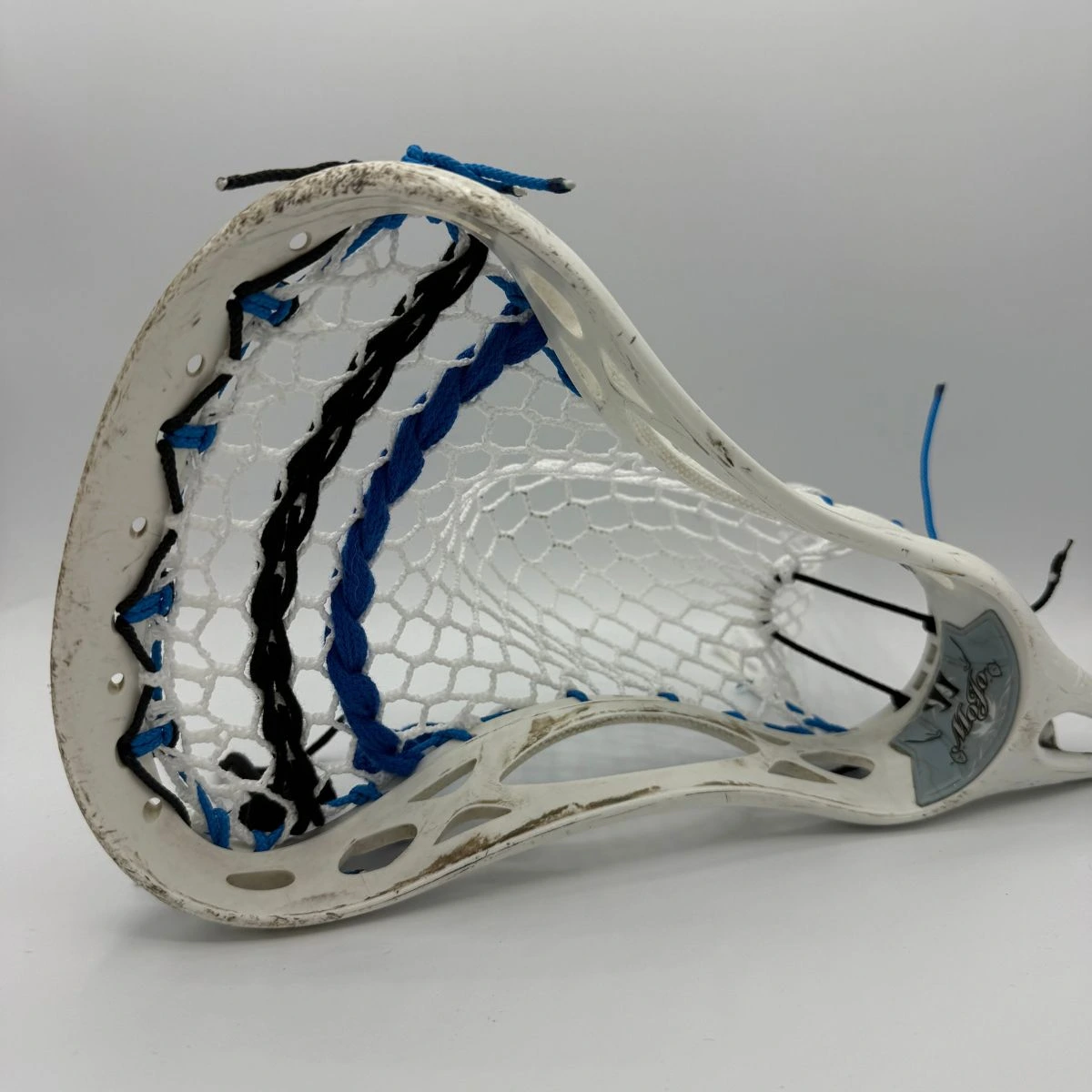 Custom strung Warrior Mojo lacrosse head with Hero 4.0 Semi-Soft mesh featuring a mid-pocket for men's league midfielders.