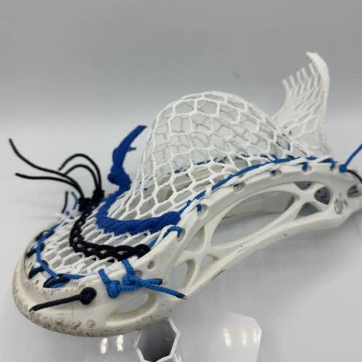 Custom strung Warrior Mojo lacrosse head with Hero 4.0 Semi-Soft mesh featuring a mid-pocket for men's league midfielders.