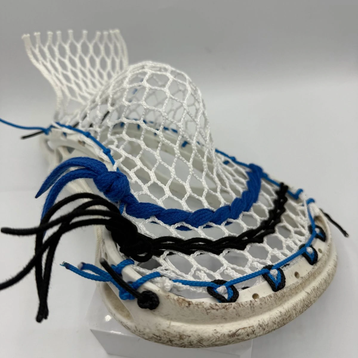 Custom strung Warrior Mojo lacrosse head with Hero 4.0 Semi-Soft mesh featuring a mid-pocket for men's league midfielders.