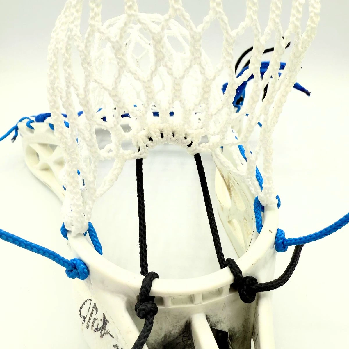 Custom strung Warrior Mojo lacrosse head with Hero 4.0 Semi-Soft mesh featuring a mid-pocket for men's league midfielders.
